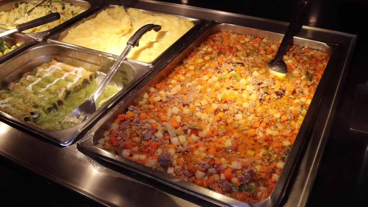 buffet caliente servido con picadillo de carne y papas con zanahoria comida mexicana caliente al vapor