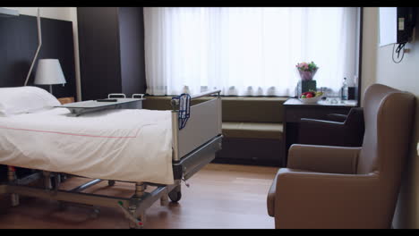 habitación de paciente vacía en un hospital moderno