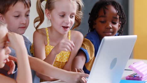 Niños-De-La-Escuela-Usando-Una-Computadora-Portátil-En-El-Aula