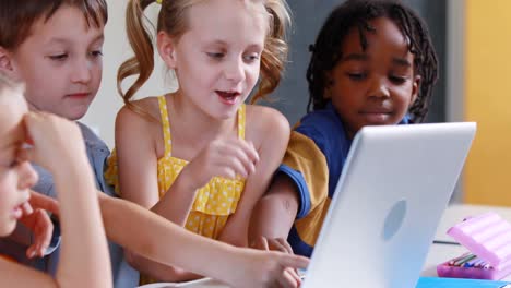 niños de la escuela usando computadora portátil en el aula