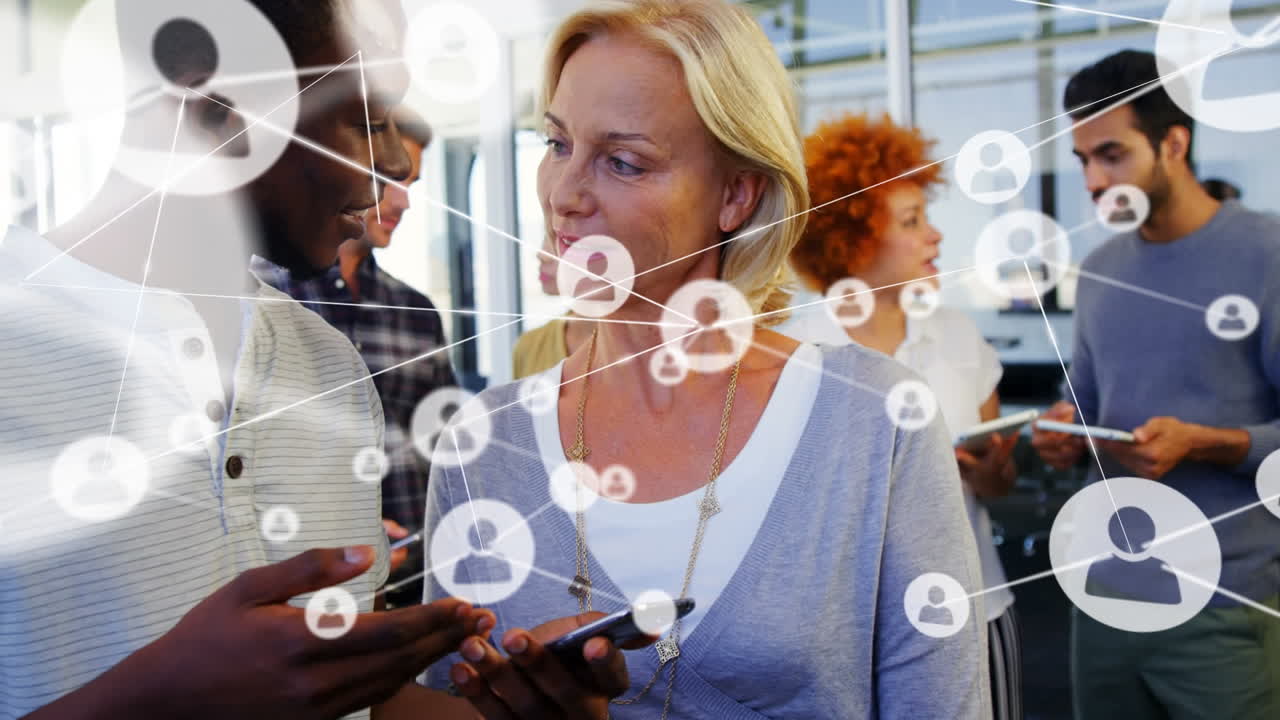 animación de la red de conexiones con las personas iconos sobre diversas personas de negocios