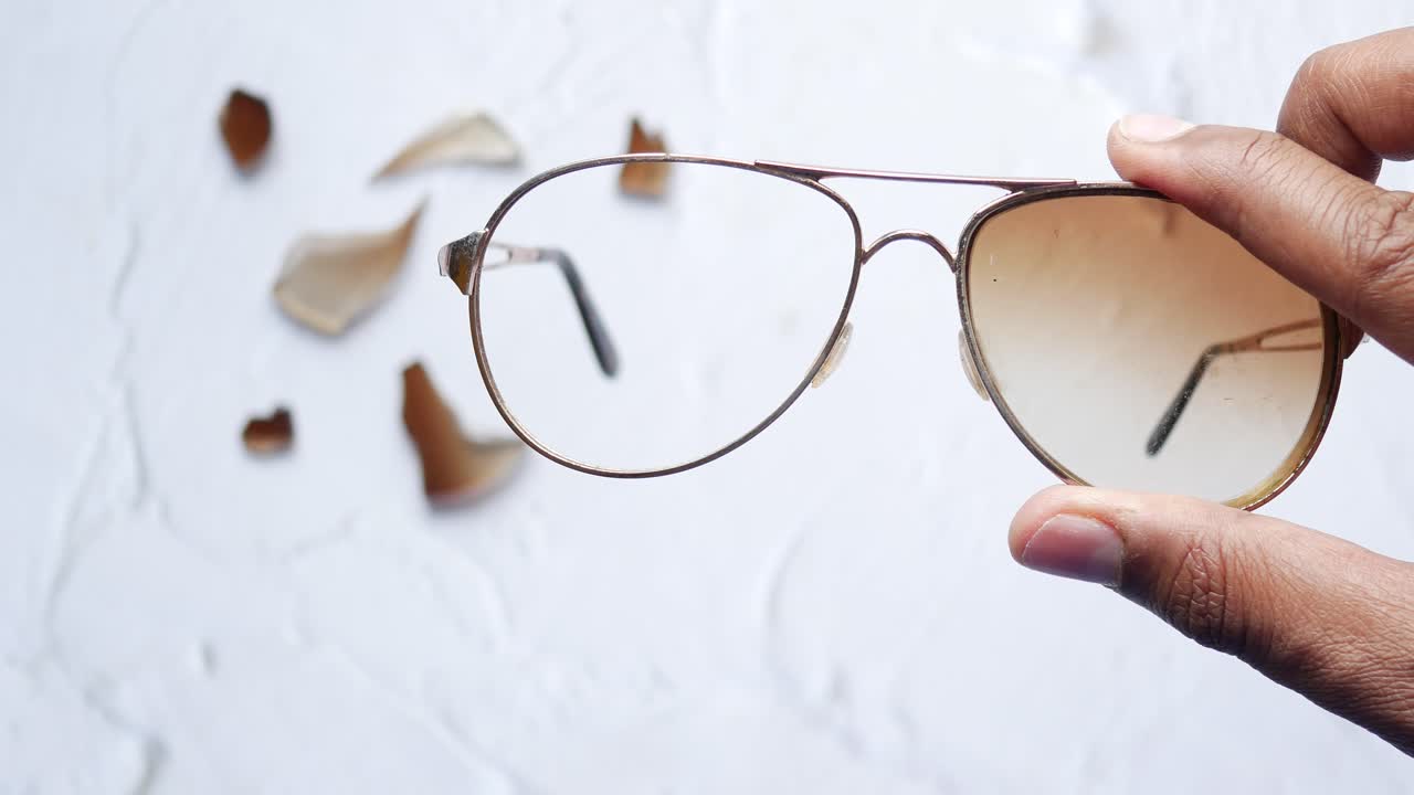 깨진 눈 유리 위로 보기 ,