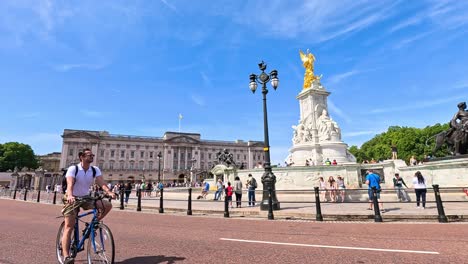 tourists and traffic around iconic london landmark