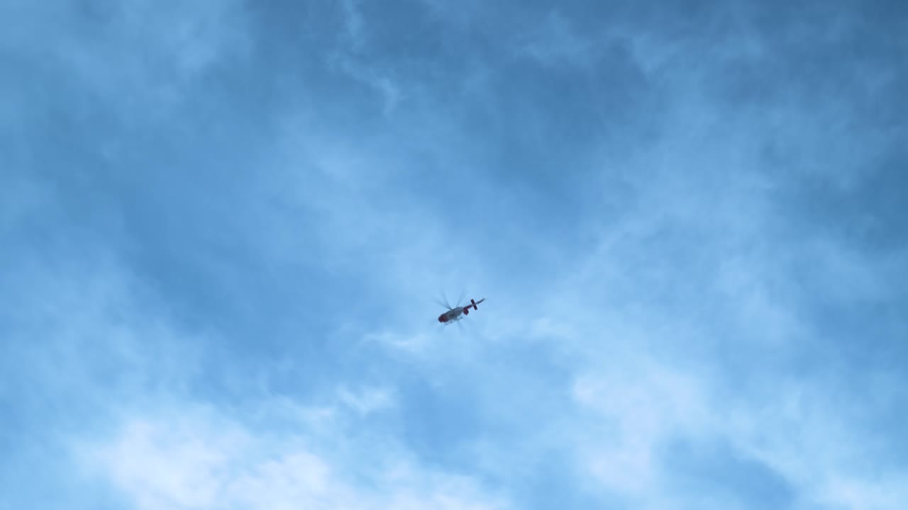 Helikopter i en blå himmel med skyer