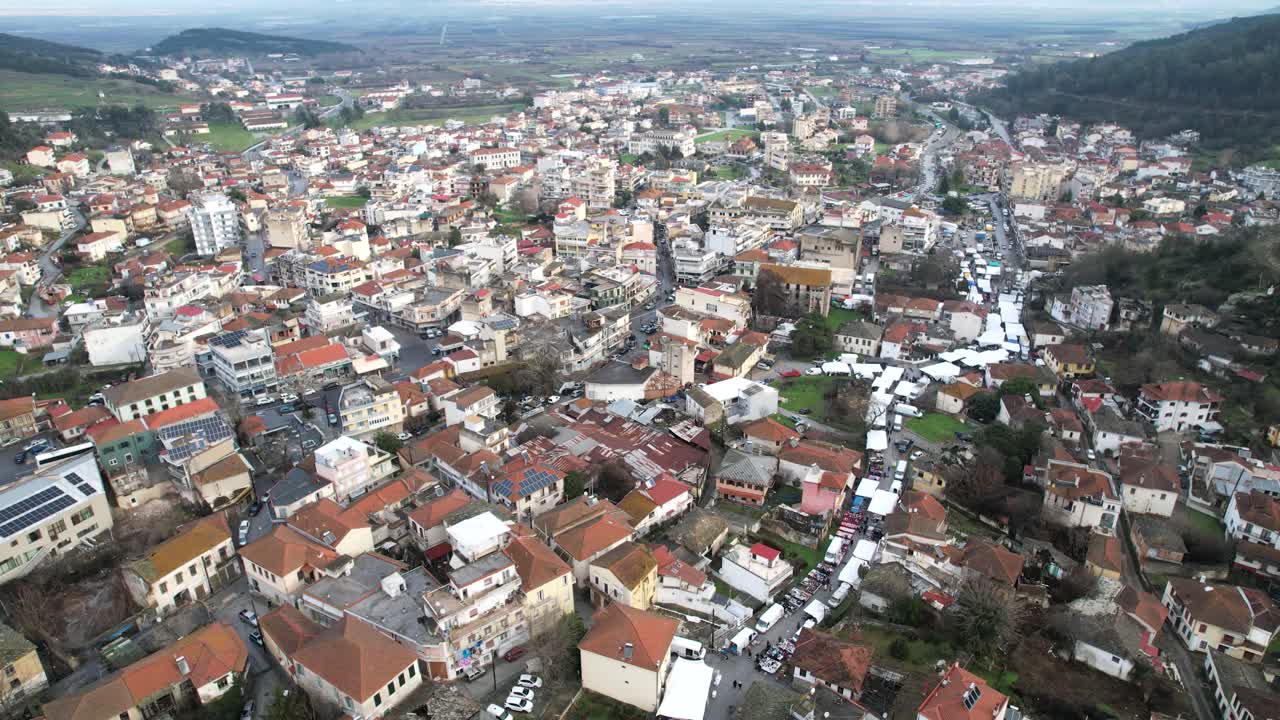 Vista panoramica aerea di Eleftheroupoli, Kavala, Grecia, piccola città con mercato di strada di giorno, inquadratura di punto di interesse