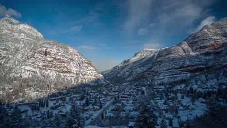 Zeitraffer,-Ouray-Town,-Colorado-USA,-Die-Schweiz-Von-Amerika-In-Winterlandschaft,-Wolken,-Schneebedeckte-Hügel-Und-Gebäude-Im-Tal