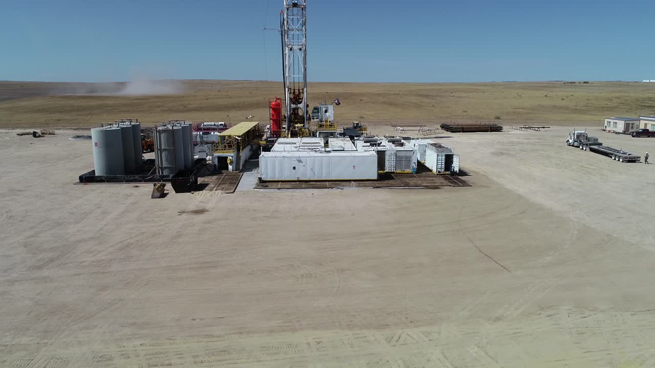 대형 시추 장비를 드러내는 라이징 샷