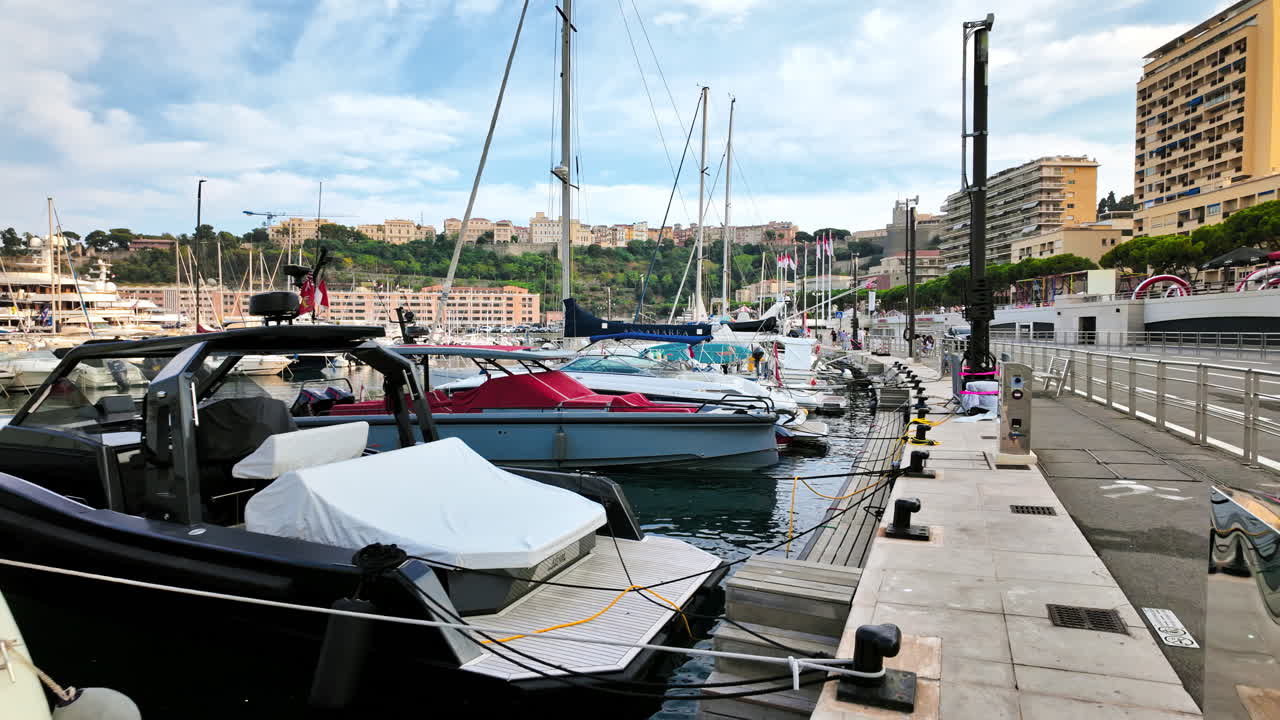 Molteplici imbarcazioni ormeggiate nel porto turistico di Monaco alla luce del giorno