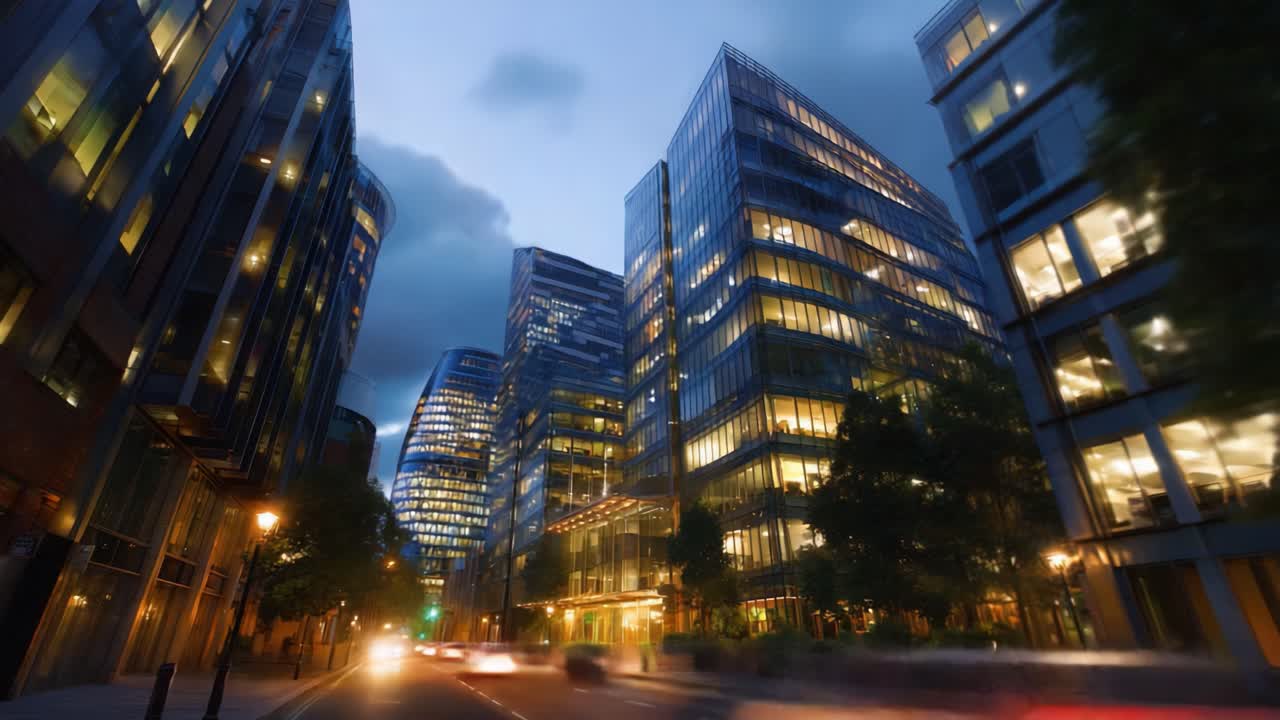Paisagem urbana noturna com arranha-céus modernos e luzes da cidade vibrantes em meio ao tráfego em movimento e céu nublado dramático em uma cena de cidade vibrante
