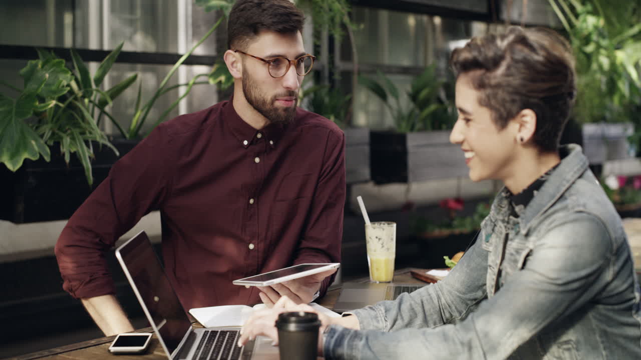 colegas de negocios en un café al aire libre