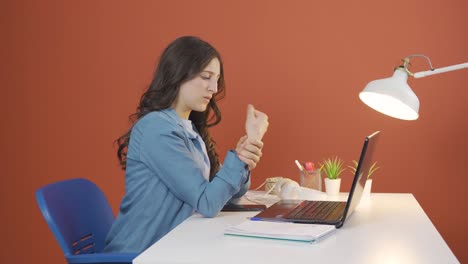 Das-Handgelenk-Der-Jungen-Frau,-Die-Einen-Laptop-Benutzt,-Schmerzt.