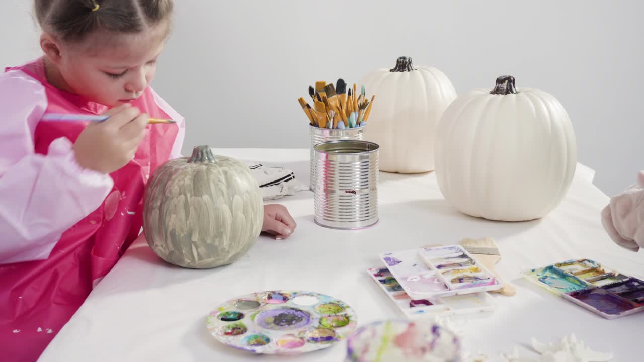 pintar calabaza de artesanía con pintura acrílica para crear una calabaza decorada de la sirena de halloween.
