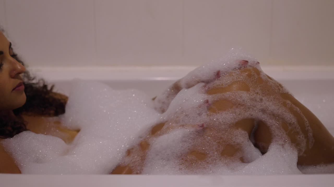 거품 욕조 에서 휴식을 취 하는 여자