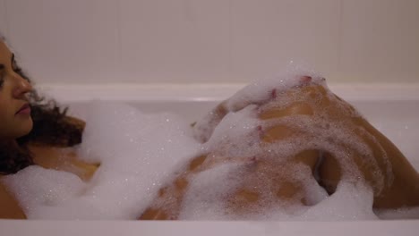 mujer relajándose en un baño de burbujas