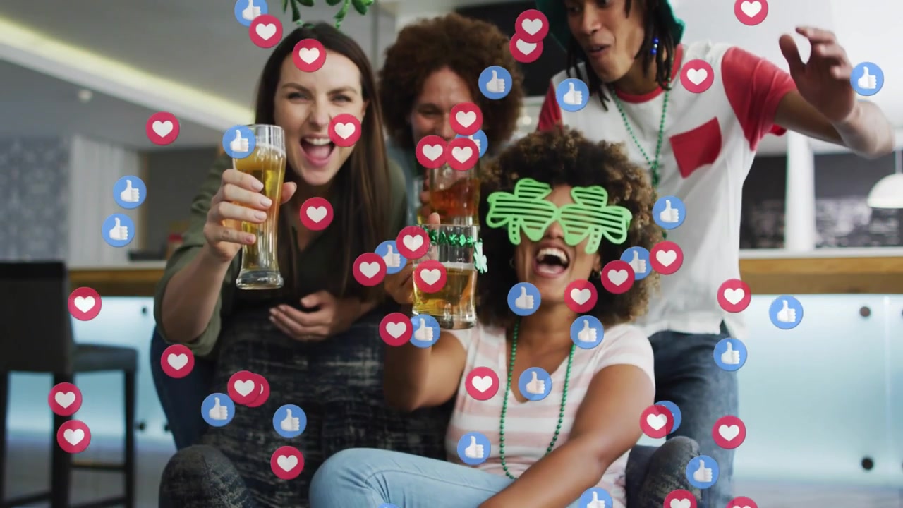 Amici che brindano sul divano, generando cuori e "mi piace" animati che riempiono l'inquadratura per i social media