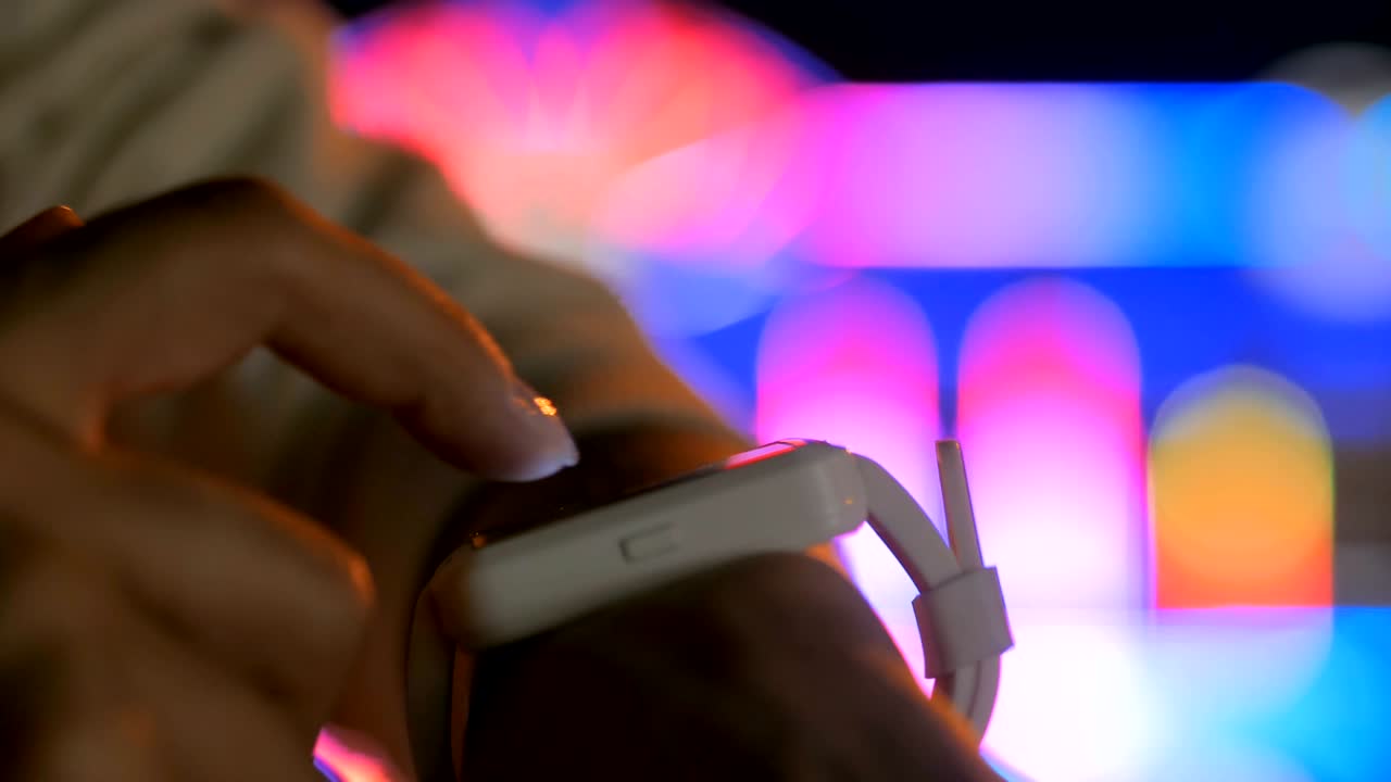 joven usando un reloj inteligente portátil