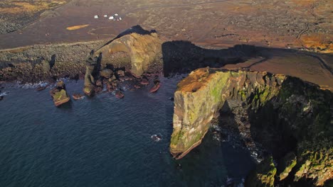 vista aérea de drones de impresionantes acantilados rocosos de valahnukamol junto al océano en islandia