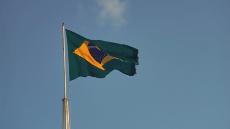 bandera de brasil al final de la tarde ondeando