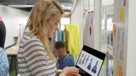 mujer joven trabajando en un estudio de moda