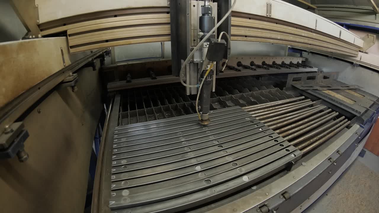 현대 산업 레이저 cnc 자동 기계, 금속 절단 기술, 현대 공장에서 레이저 절단 강철 파이프