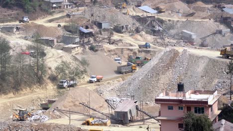 una cantera de piedra y una planta trituradora de piedra en las montañas de nepal