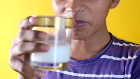 niño bebiendo un vaso de leche por la mañana temprano