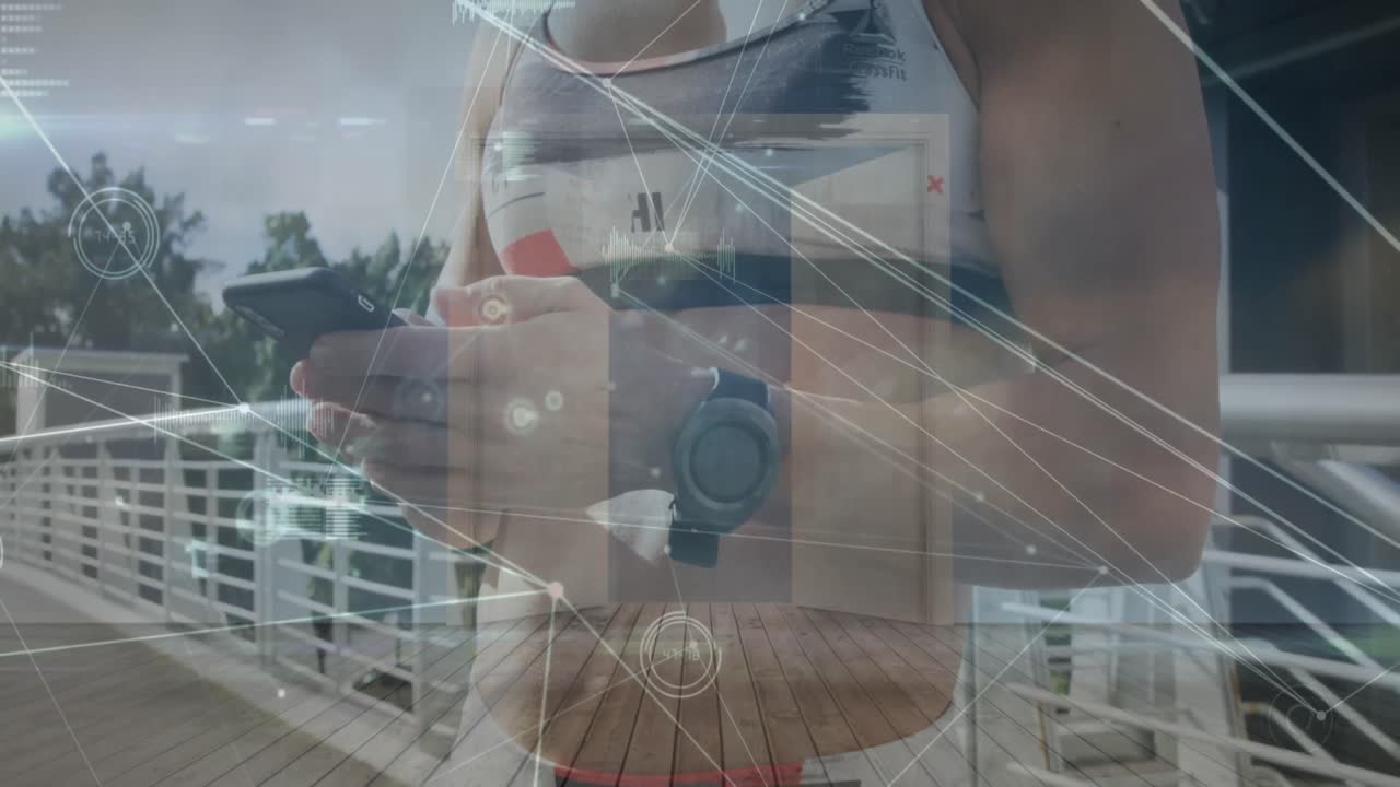 animación de una red de conexiones con procesamiento de datos sobre una mujer caucásica que usa un teléfono inteligente