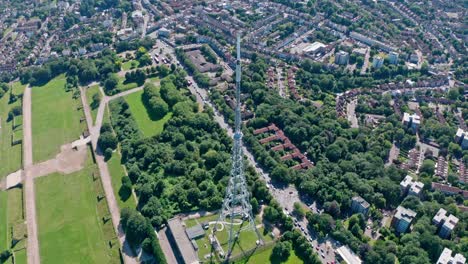 Kreisende-Drohnenaufnahme-Des-Funkturms-Crystal-Palace