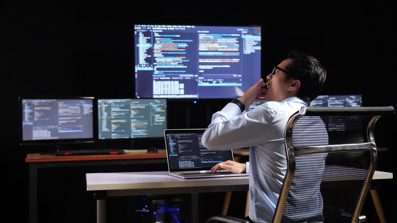 programador cansado trabajando hasta tarde en la noche