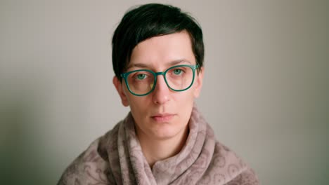 primer plano, cara, de, un, mujer triste, con, anteojos, sentimiento, enfermedad