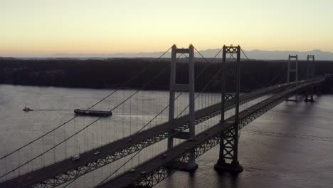 vista aérea del puente de tacoma narrows al anochecer en el estado de washington, estados unidos