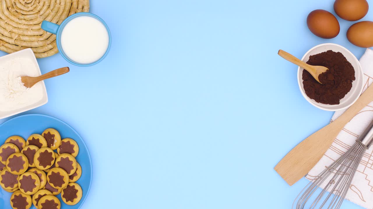 파란색 접시에서 베이킹과 달한 쿠키를 위한 재료가 파란색 테마의 왼쪽과 오른쪽에 나타납니다.