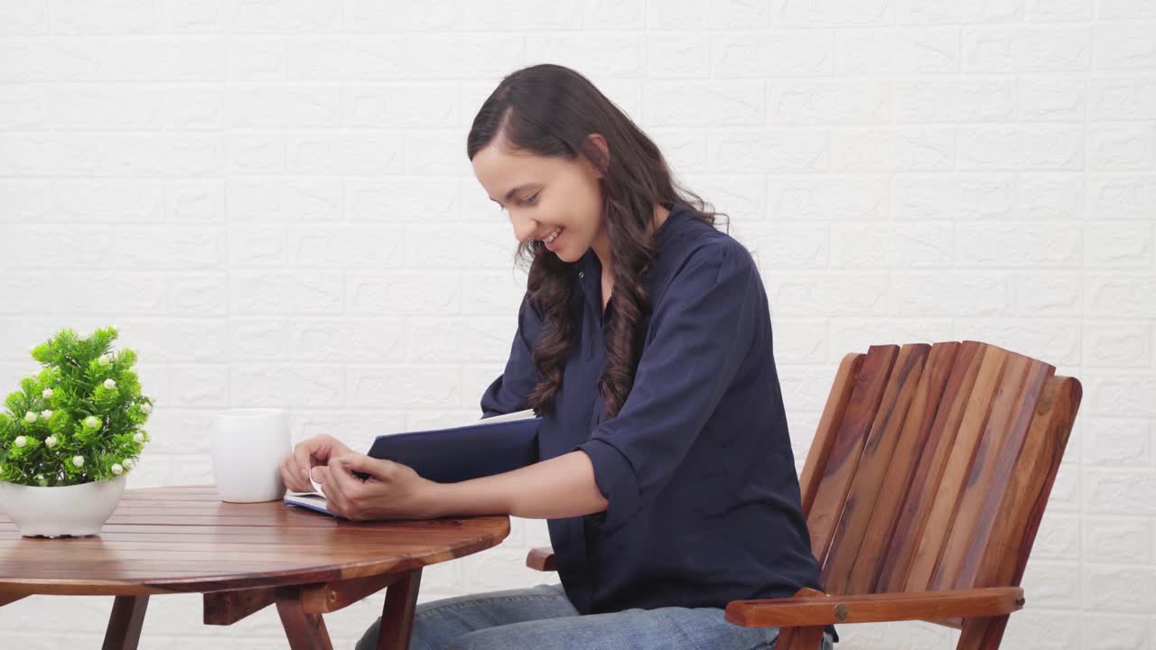 책 을 읽고 있는 아름다운 인도 소녀