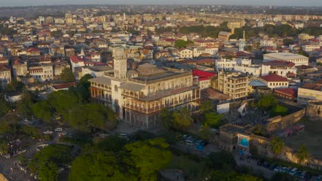 Vista-De-La-Casa-De-Las-Maravillas-En-Zanzíbar-Desde-Un-Dron