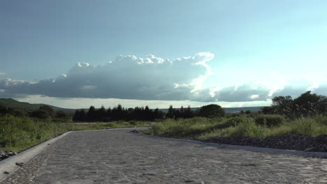 lapso de tiempo con un camino - camino y hermoso fondo de nubes en méxico