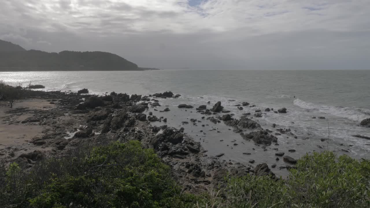 오크 비치, 포트 더글라스, qld, 호주에서 흐린 날에 thala 해변 자연 보호 구역의 바위 해변