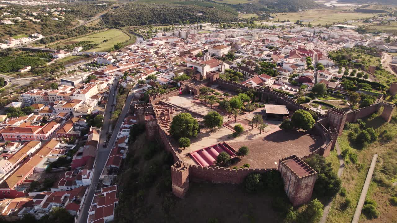 ciudad amurallada de arenisca roja fortificada y castillo de silves, algarve, portugal