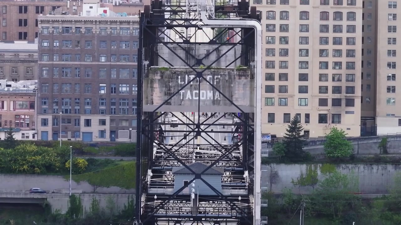 Maifeiertags-Demonstranten marschieren auf die 11th Street Bridge in Tacoma, Washington zu. Absteigende Luftaufnahme.