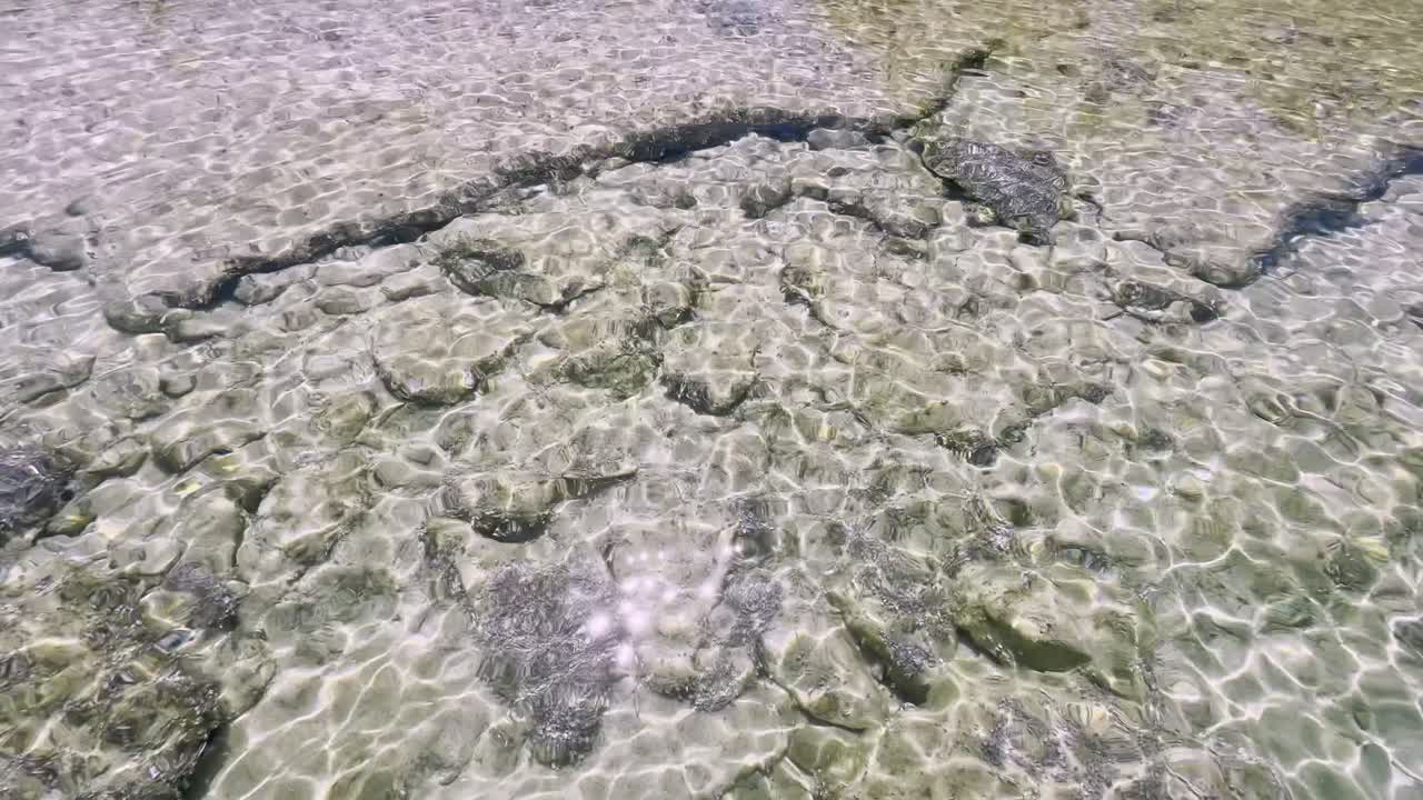 그리스 할키디키 반도의 청정 파란 발 해변