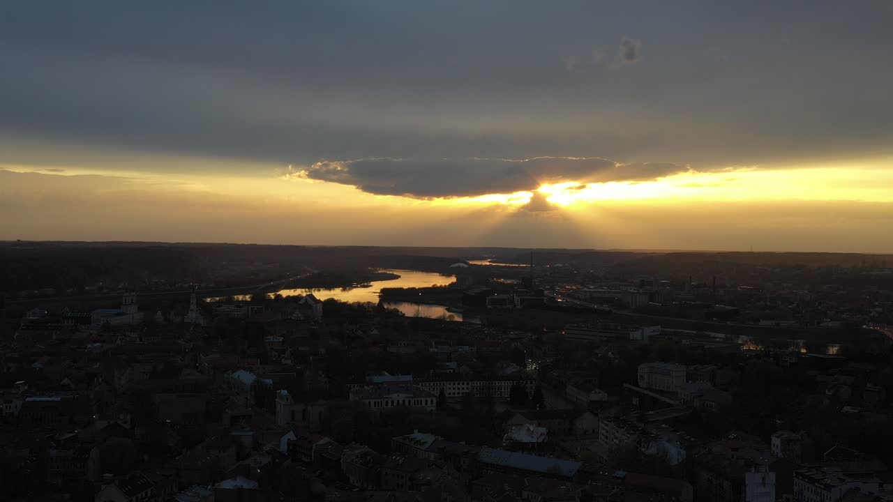 vista aérea del casco antiguo de kaunas en la noche nublada de verano