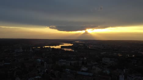 Luftaufnahme-Der-Altstadt-Von-Kaunas-Am-Bewölkten-Sommerabend