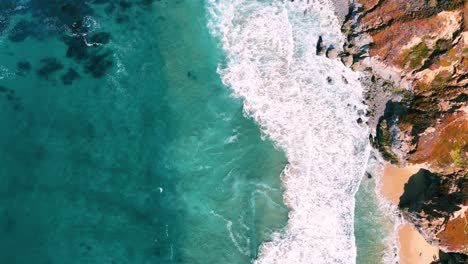 Türkisfarbenes-Wasser-Am-Meer-In-Zeitlupe-Und-Wellen-Am-Sandstrand