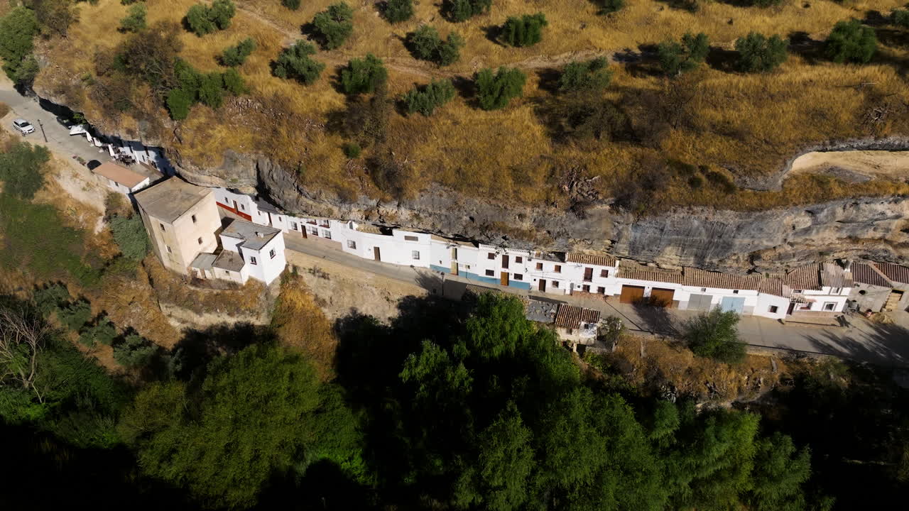 Veduta aerea della città di Setenil de las Bodegas nella provincia di Cadice, Andalusia, Spagna - ripresa con drone.