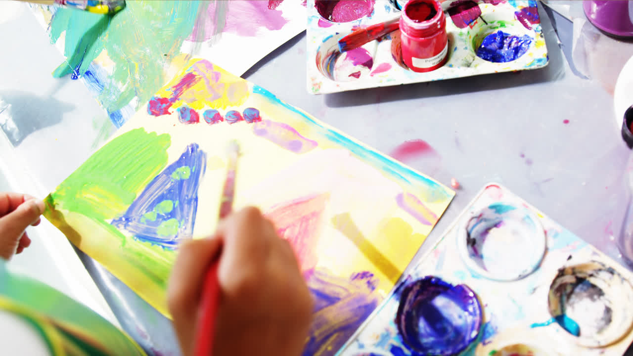 미소 짓는 학생 들 이 그림 을 그리는 수업 에서 그림 을 연습 하고 있다