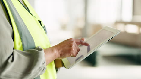 tableta, construcción y mano para el trabajo en primer plano