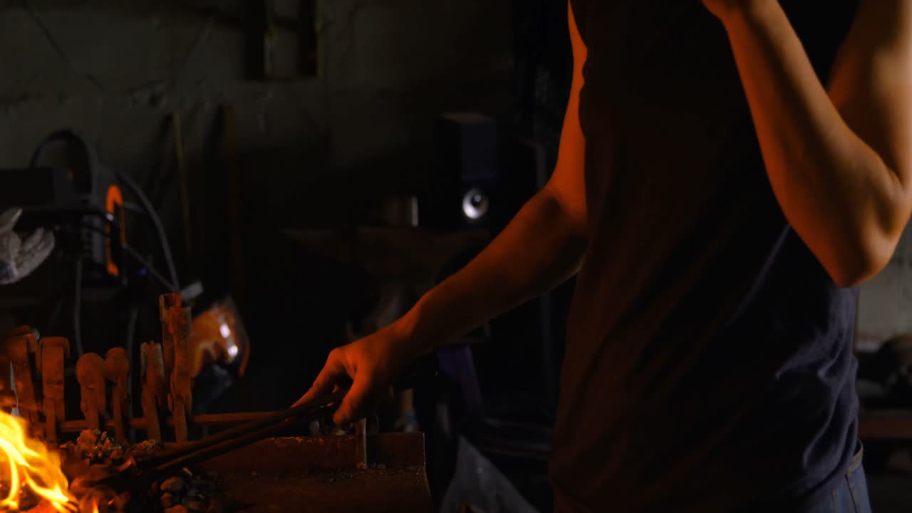 metalúrgico hablando por teléfono móvil mientras trabajaba en la fábrica 4k