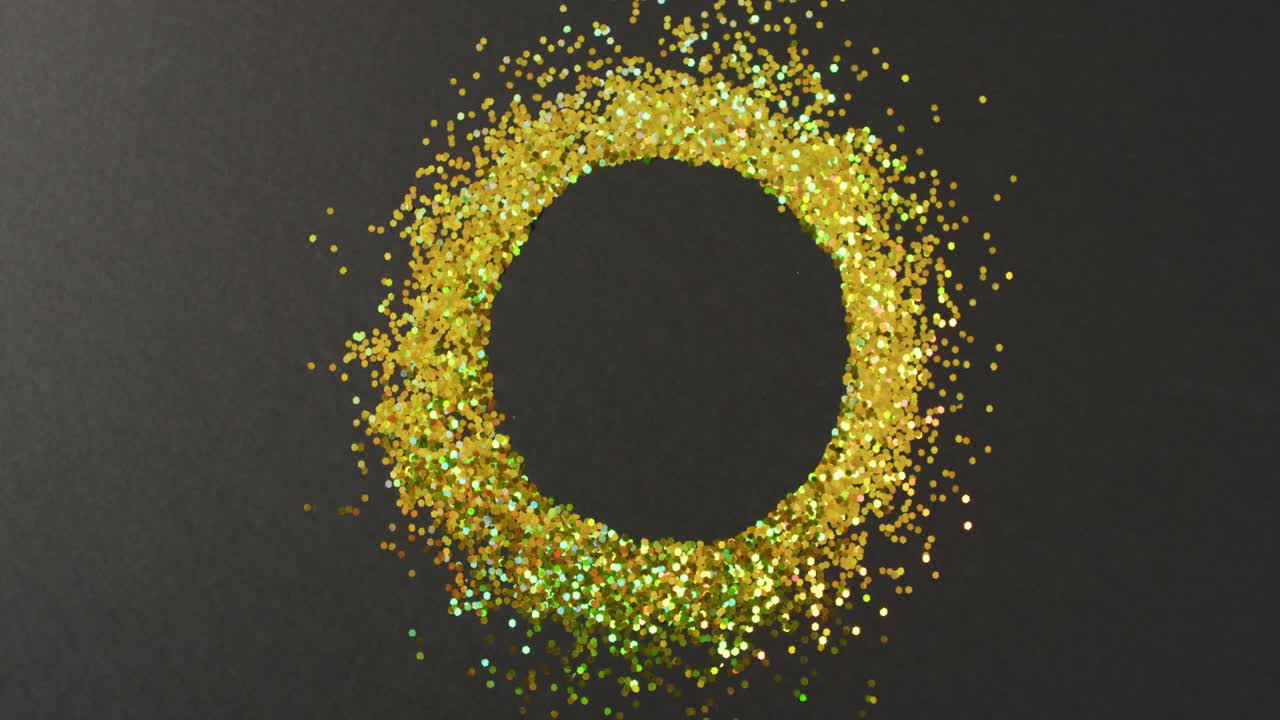 anillo de brillo dorado sobre fondo negro con espacio para copiar