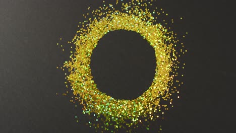 anillo de brillo dorado sobre fondo negro con espacio para copiar