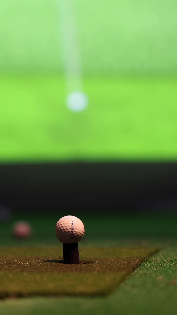 Mazza da golf che colpisce la palla in una sequenza dettagliata di swing