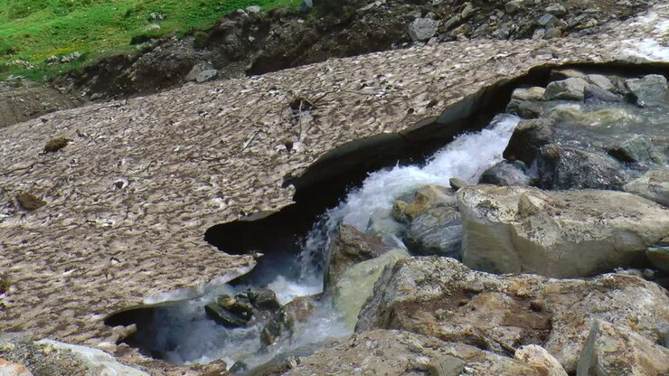 La neve che si scioglie copre una cascata. Rallentatore.